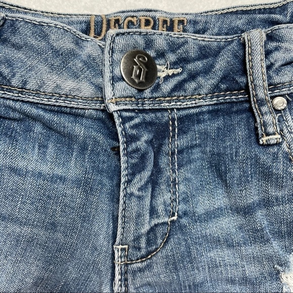 Decree Medium Wash Cut Off Distressed Ripped Jean Shorts Size 5 - Picture 7 of 8